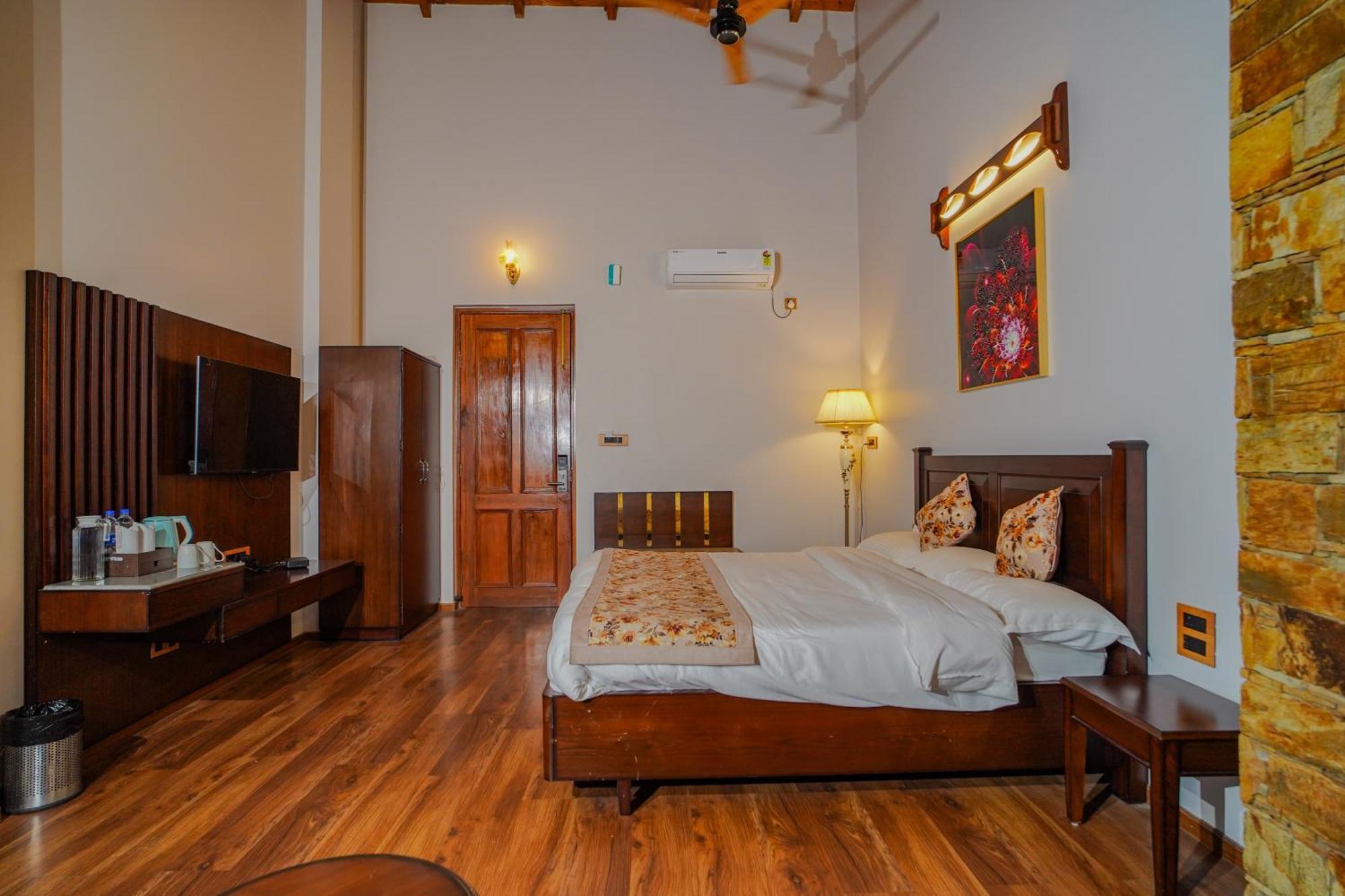 Neelesh Inn- A Luxury Lake View Hotel- 20 Kms From Nainital Бхимтал Экстерьер фото