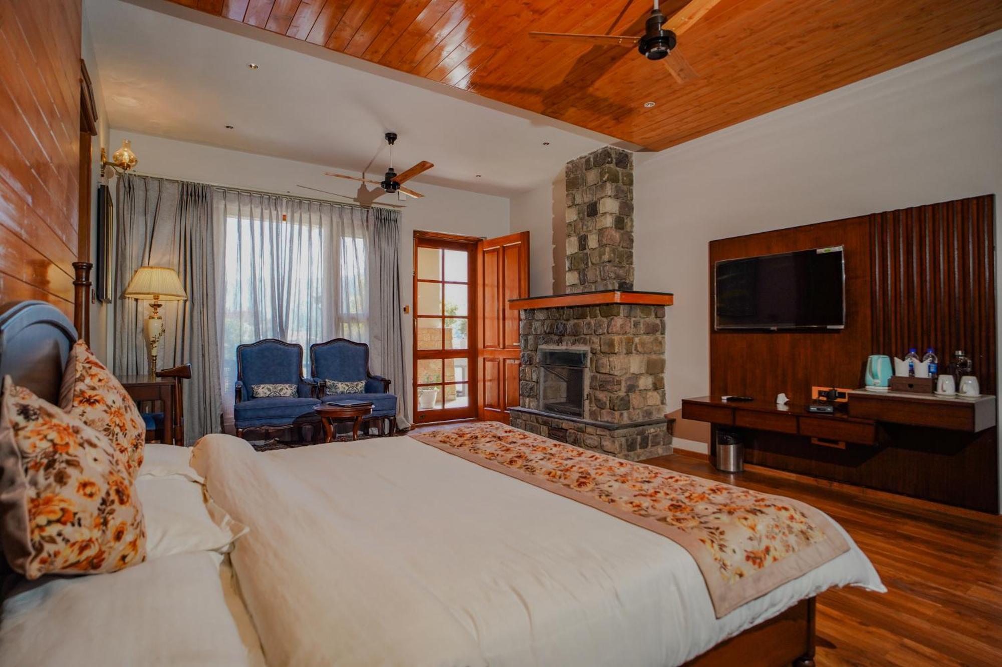 Neelesh Inn- A Luxury Lake View Hotel- 20 Kms From Nainital Бхимтал Экстерьер фото