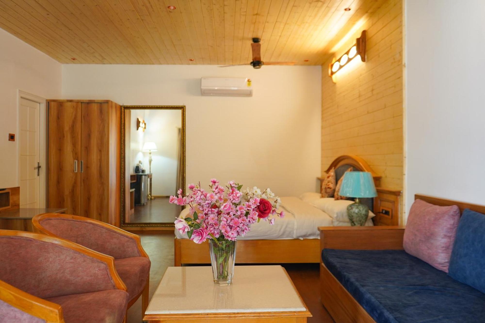 Neelesh Inn- A Luxury Lake View Hotel- 20 Kms From Nainital Бхимтал Экстерьер фото